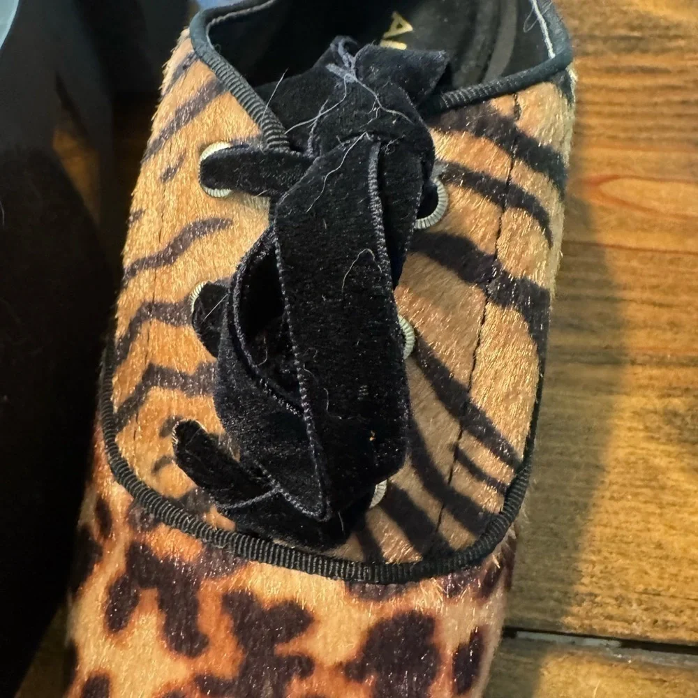 NWOT Aldo Lace Up Oxford Shoes in mixed print tiger/cheetah. Size 8